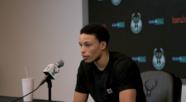 双盈策略 罗林斯：库里赛后给了我签名球衣，我肯定要把它裱起来挂墙上